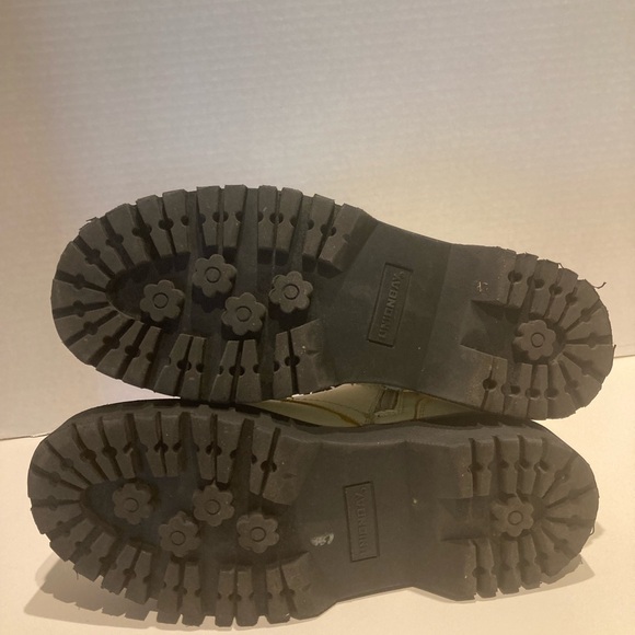 Custom Union Bay Zip Up Boots 7.5M excellent condition. Gold color accents. - Picture 6 of 9